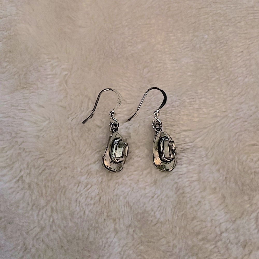 NEW 🤠 RUSTIC SILVER 1/2” DANGLING COWBOY/COWGIRL HAT EARRINGS w/CLEAR BACKINGS - Picture 5 of 7